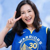 一位中年女性球迷的头像，穿着库里球衣，比出胜利手势