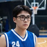 一位戴眼镜的男性球迷头像，表情认真，背景是篮球场